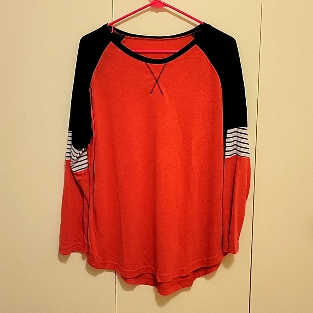 Lightweight long sleeve tunic top.  Size 3x